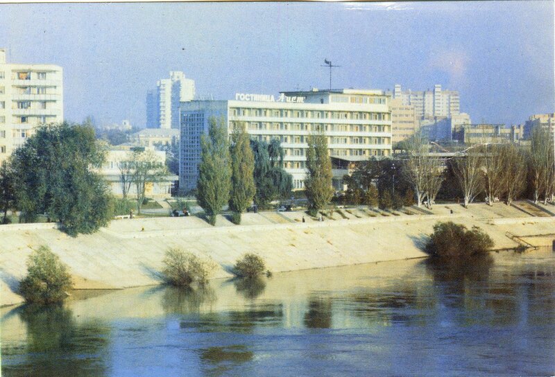  Вид с Днестра на гостиницу Аист